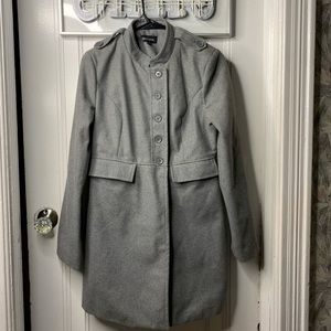 Women's trench-coat and asymmetric buttoning